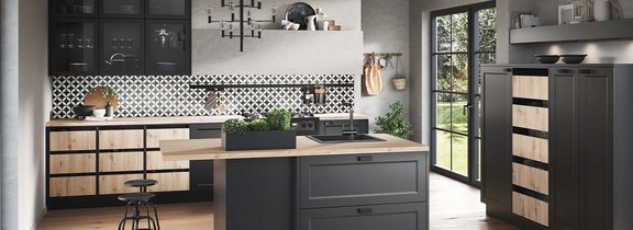 Schwarze Küche mit Holz von Häcker im Küchenstudio Winnenden