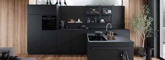 Schwarze Grifflosküche von Häcker im Küchenstudio Winnenden